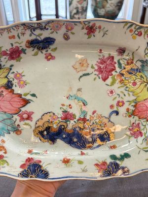 A pair of Chinese famille rose 'tobacco leaf' dishes with a lady on a lily pad, Qianlong — 照片 4