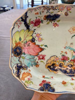 A pair of Chinese famille rose 'tobacco leaf' dishes with a lady on a lily pad, Qianlong — 照片 5
