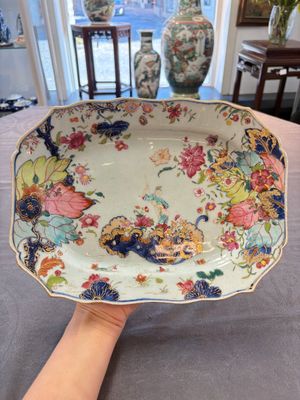 A pair of Chinese famille rose 'tobacco leaf' dishes with a lady on a lily pad, Qianlong — 照片 6