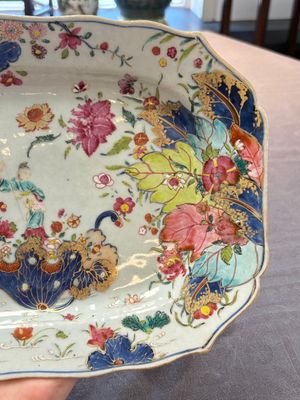 A pair of Chinese famille rose 'tobacco leaf' dishes with a lady on a lily pad, Qianlong — 照片 8