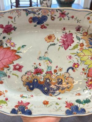 A pair of Chinese famille rose 'tobacco leaf' dishes with a lady on a lily pad, Qianlong — 照片 9