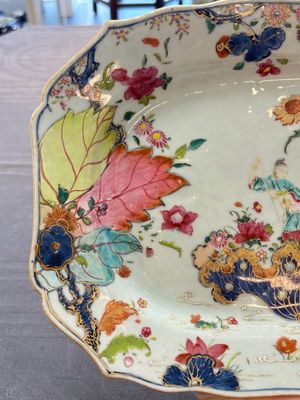 A pair of Chinese famille rose 'tobacco leaf' dishes with a lady on a lily pad, Qianlong — 照片 10