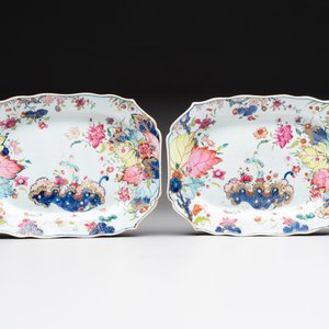 A pair of Chinese famille rose 'tobacco leaf' dishes with a lady on a lily pad, Qianlong — 照片 1