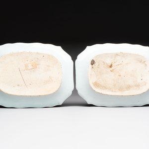 A pair of Chinese famille rose 'tobacco leaf' dishes with a lady on a lily pad, Qianlong — 照片 2