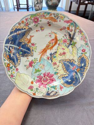 A pair of Chinese famille rose 'tobacco leaf' plates and a saucer, Qianlong — 照片 1