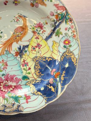 A pair of Chinese famille rose 'tobacco leaf' plates and a saucer, Qianlong — 照片 11