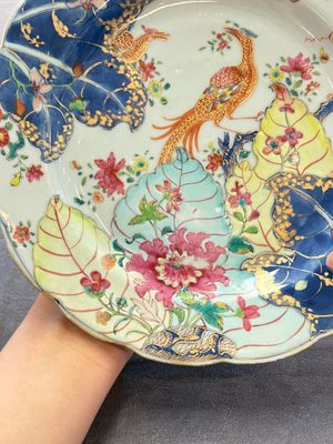 A pair of Chinese famille rose 'tobacco leaf' plates and a saucer, Qianlong — 照片 12