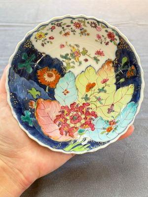 A pair of Chinese famille rose 'tobacco leaf' plates and a saucer, Qianlong — 照片 15