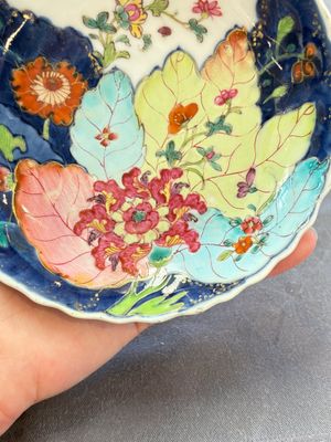A pair of Chinese famille rose 'tobacco leaf' plates and a saucer, Qianlong — 照片 16