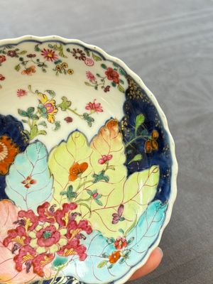 A pair of Chinese famille rose 'tobacco leaf' plates and a saucer, Qianlong — 照片 17