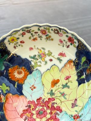 A pair of Chinese famille rose 'tobacco leaf' plates and a saucer, Qianlong — 照片 18
