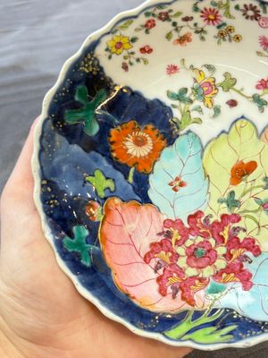 A pair of Chinese famille rose 'tobacco leaf' plates and a saucer, Qianlong — 照片 19
