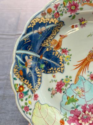 A pair of Chinese famille rose 'tobacco leaf' plates and a saucer, Qianlong — 照片 2