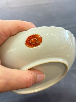 A pair of Chinese famille rose 'tobacco leaf' plates and a saucer, Qianlong — 照片 21