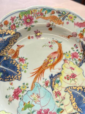 A pair of Chinese famille rose 'tobacco leaf' plates and a saucer, Qianlong — 照片 3