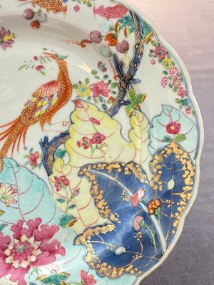 A pair of Chinese famille rose 'tobacco leaf' plates and a saucer, Qianlong — 照片 4