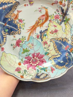 A pair of Chinese famille rose 'tobacco leaf' plates and a saucer, Qianlong — 照片 5