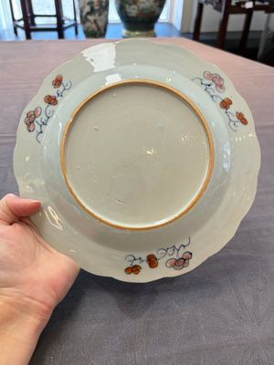 A pair of Chinese famille rose 'tobacco leaf' plates and a saucer, Qianlong — 照片 6