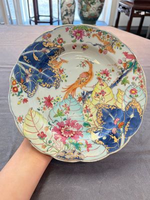 A pair of Chinese famille rose 'tobacco leaf' plates and a saucer, Qianlong — 照片 8