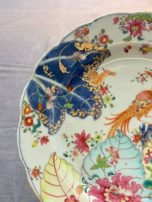 A pair of Chinese famille rose 'tobacco leaf' plates and a saucer, Qianlong — 照片 9
