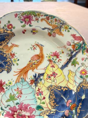 A pair of Chinese famille rose 'tobacco leaf' plates and a saucer, Qianlong — 照片 10