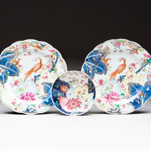 A pair of Chinese famille rose 'tobacco leaf' plates and a saucer, Qianlong — 照片 1