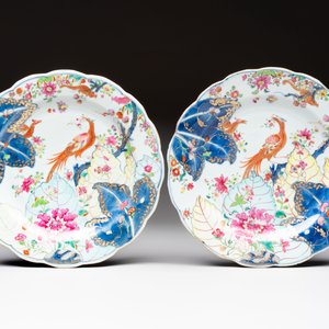A pair of Chinese famille rose 'tobacco leaf' plates and a saucer, Qianlong — 照片 2