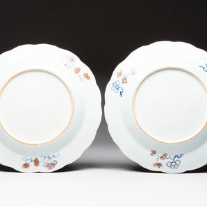 A pair of Chinese famille rose 'tobacco leaf' plates and a saucer, Qianlong — 照片 3
