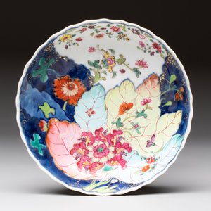 A pair of Chinese famille rose 'tobacco leaf' plates and a saucer, Qianlong — 照片 4