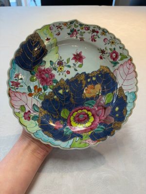 A pair of Chinese famille rose 'tobacco leaf' plates, Qianlong — photo 1
