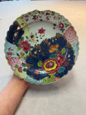 A pair of Chinese famille rose 'tobacco leaf' plates, Qianlong — photo 3