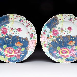 A pair of Chinese famille rose 'tobacco leaf' plates, Qianlong — photo 1