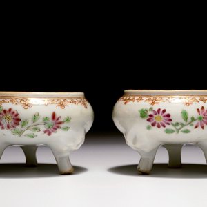 A pair of Chinese famille rose tripod salts, Qianlong — 照片 3