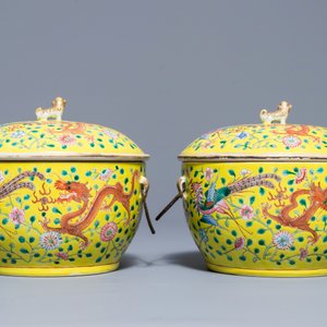 A pair of Chinese famille rose tureens and covers with dragons and phoenixes, 19th C. — photo 3