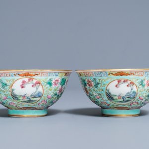A pair of Chinese famille rose turquoise ground bowls, Republic, 20th C. — photo 1
