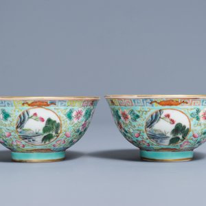 A pair of Chinese famille rose turquoise ground bowls, Republic, 20th C. — photo 2