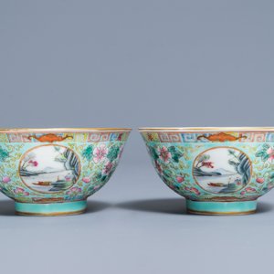 A pair of Chinese famille rose turquoise ground bowls, Republic, 20th C. — photo 3
