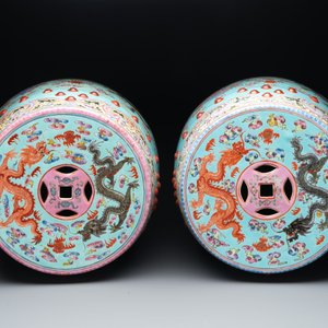 A pair of Chinese famille rose turquoise-ground 'dragon' garden seats, 20th C. — photo 6