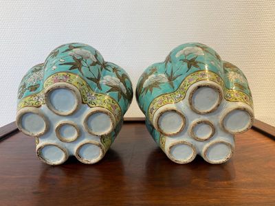 A pair of Chinese famille rose turquoise-ground flower vases with dragons, 19th C. — 照片 5