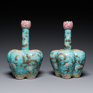 A pair of Chinese famille rose turquoise-ground flower vases with dragons, 19th C. — 照片 2