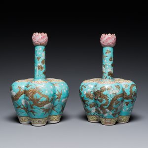 A pair of Chinese famille rose turquoise-ground flower vases with dragons, 19th C. — 照片 3