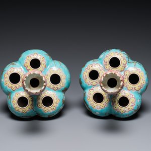 A pair of Chinese famille rose turquoise-ground flower vases with dragons, 19th C. — 照片 6