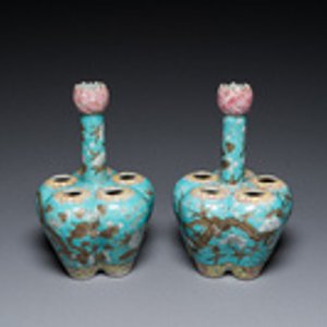 A pair of Chinese famille rose turquoise-ground flower vases with dragons, 19th C. — 照片 7