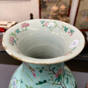 A pair of Chinese famille rose turquoise-ground vases with butterfly handles, 19th C. — photo 11