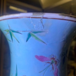 A pair of Chinese famille rose turquoise-ground vases with butterfly handles, 19th C. — photo 16