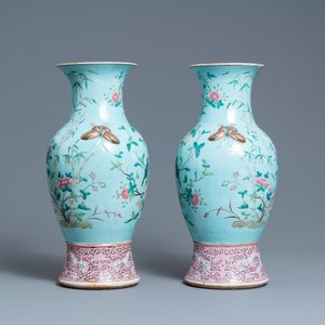 A pair of Chinese famille rose turquoise-ground vases with butterfly handles, 19th C. — photo 2