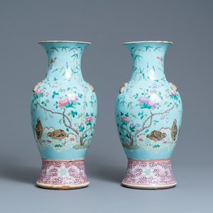 A pair of Chinese famille rose turquoise-ground vases with butterfly handles, 19th C. — photo 3