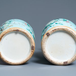 A pair of Chinese famille rose turquoise-ground vases with butterfly handles, 19th C. — photo 6