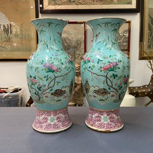 A pair of Chinese famille rose turquoise-ground vases with butterfly handles, 19th C. — photo 7