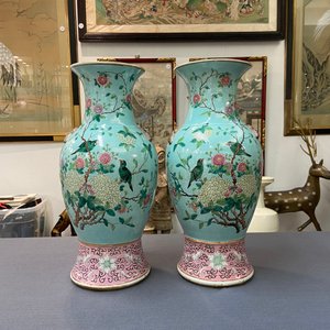 A pair of Chinese famille rose turquoise-ground vases with butterfly handles, 19th C. — photo 9
